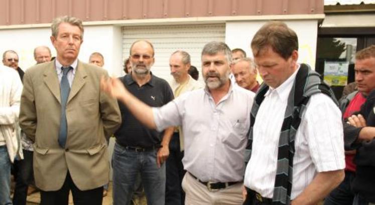 Devant les éleveurs, mardi dernier, de gauche à droite, Bertrand Bonnier, président de la section cunicole de la FIA, Jean-Pierre Cavelier, de l'interprofession, Alain Guillotel, Association cunicole de l'Ouest, et Pascal Mancel, de la Fédération des groupements cunicoles.