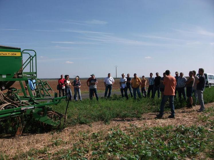 Le syndicat d’eau du val du Thouet a invité les agriculteurs des bassins-versants à une rencontre sur la technique de culture du colza associé.