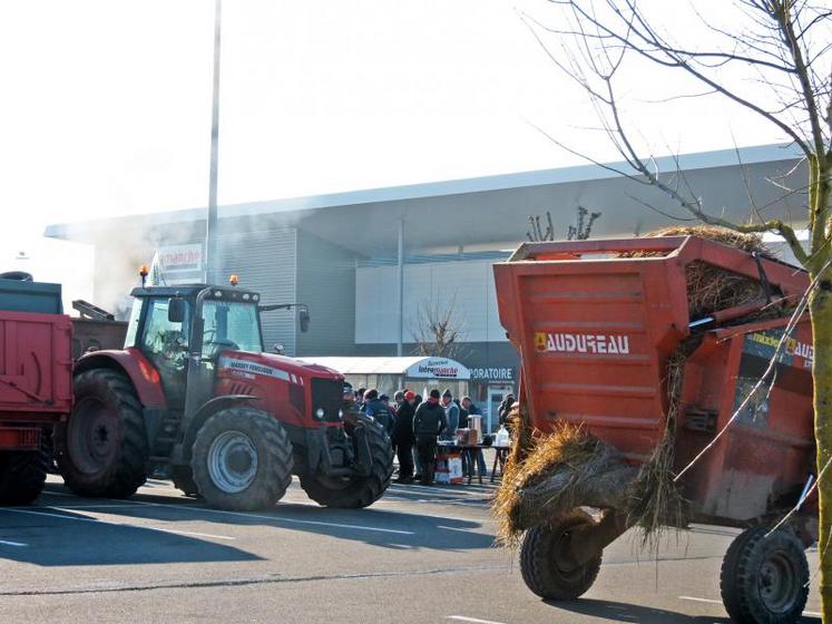 Les propriétaires d’Intermarché, à Aiffres, ont promis de faire remonter les contestations des agriculteurs jusqu’à leur centrale d’achat. Celle-ci leur fournit 95% des produits vendus dans le magasin.