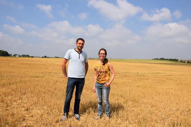 Claire Burot et Cédric Billy, animateurs agricoles du Seco et du Sev, devant un champ « en attente de couverts », vers Prahecq. Ils invitent les agriculteurs à faire leur choix de végétaux
aux « Rendez-vous des couverts ». Les prochains rendez-vous ont lieu les 7, 13 et 20 septembre.