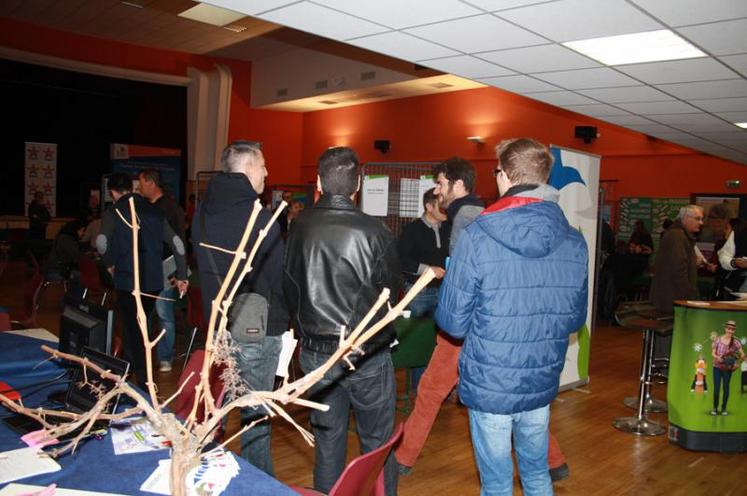 Demandeurs d’emplois et viticulteurs se sont rencontrés, lors d’une matinée à Matha.