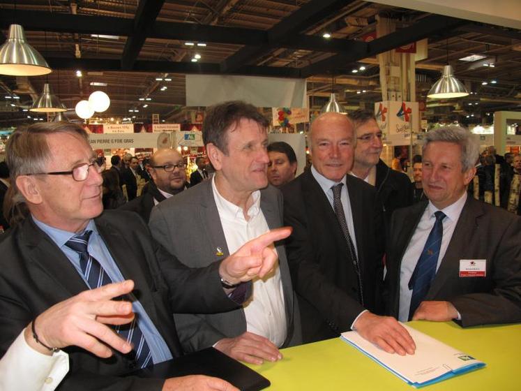 Jean-François Macaire, président de la Région Poitou-Charentes, a accueilli sur le stand de Poitou-Charentes, pour une conférence de presse commune, les présidents de la Région Aquitaine, Alain Rousset (au centre), et de la région Limousin, Gérard Vandenbroucke (à gauche).