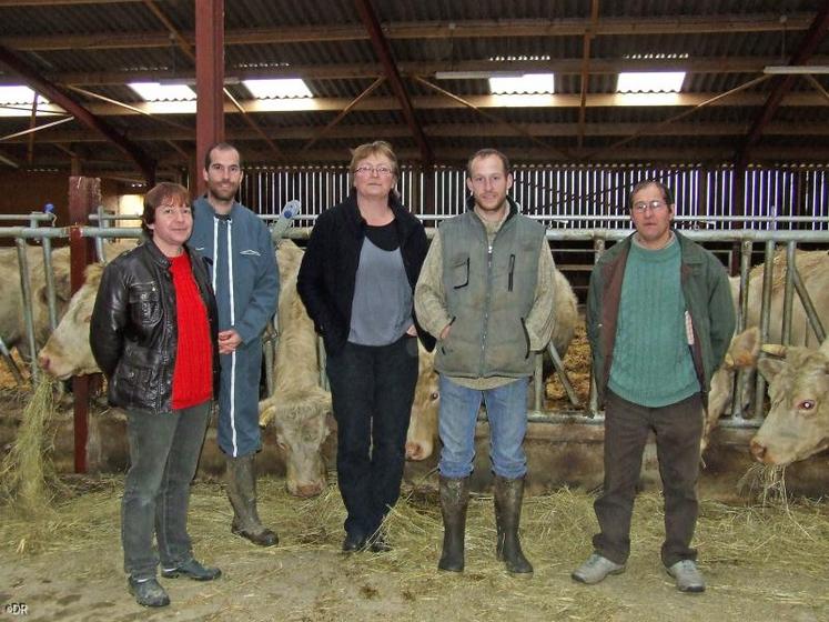 Les quatre associés du GAEC Les Granites misent sur le travail collectif afin de produire de la viande dans de bonnes conditions.