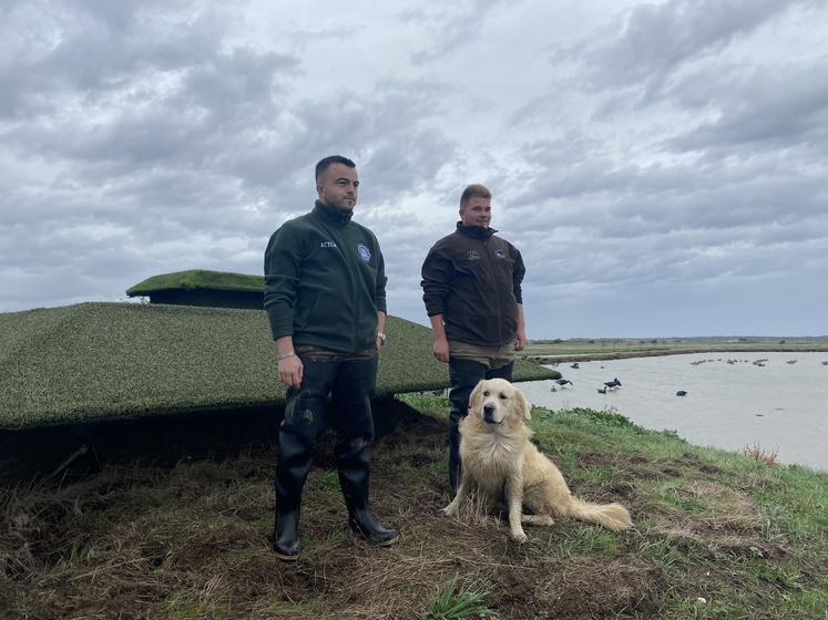 La chasse à la tonne attire beaucoup de jeunes chasseurs en quête d'un état d'esprit différent des autres pratiques, à l'image de Maxime et Roméo.