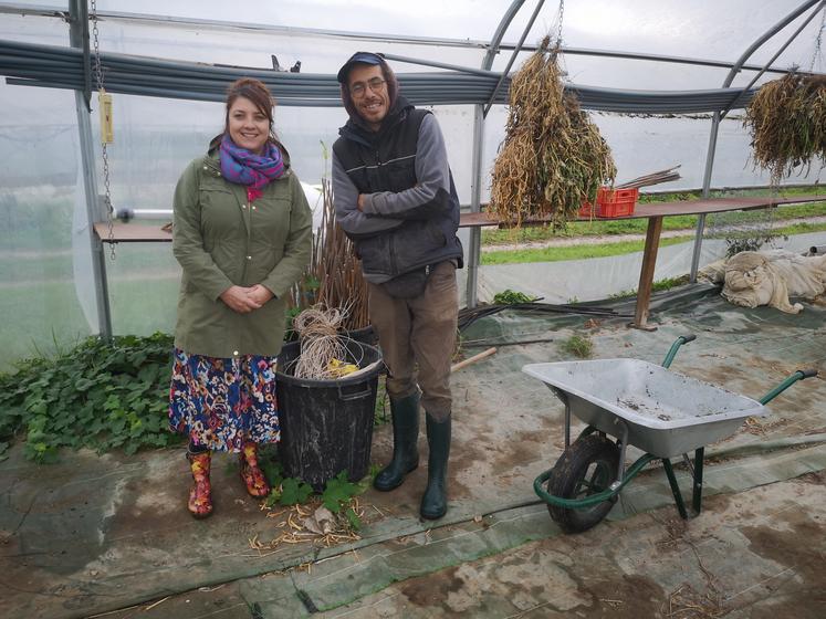 Magali Le Monsonnec, cheffe de service, et Pierre Gayraud, chef de culture et encadrant maraîchage, posent dans la serre. Sur les 1,5 ha de cultures, 1 200 m2 sont sous serre.