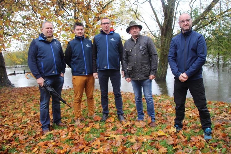 Les irrigants et représentants de Réseau'Clain ont tenu une conférence de presse à proximité du point nodal du Clain.