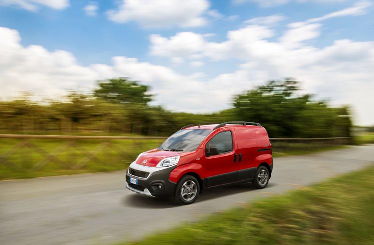 Le Fiat Fiorino est la seule fourgonnette à rester sous la barre des 20 000 euros HT, avec en plus, un moteur diesel. Sa compacité ne fait pas de miracle côté chargement.