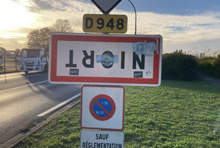 Les panneaux retournés ont fleuri partout en France, pour illustrer la colère des agriculteurs.