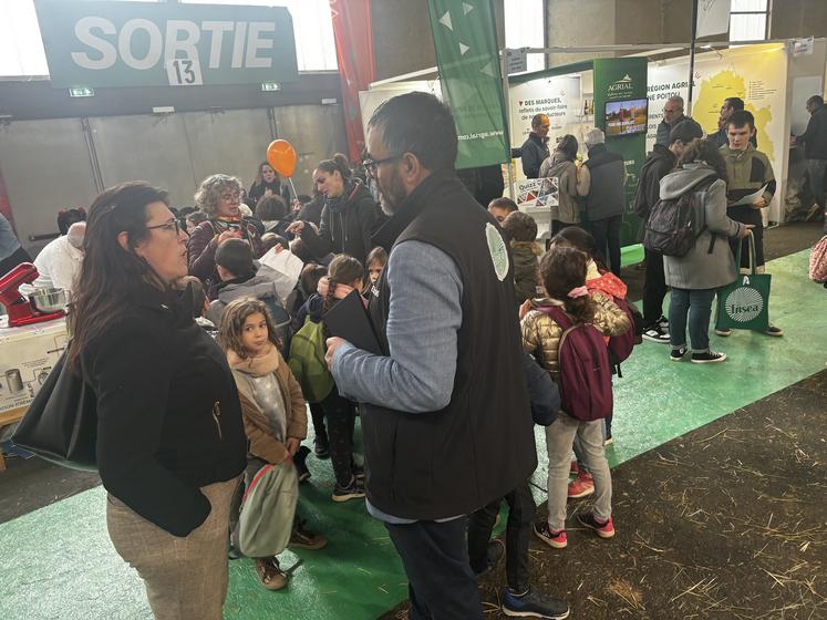 L'évènement permet aussi aux élus, ici Elodie Bonnafous et Sébastien Berger, d'échanger.