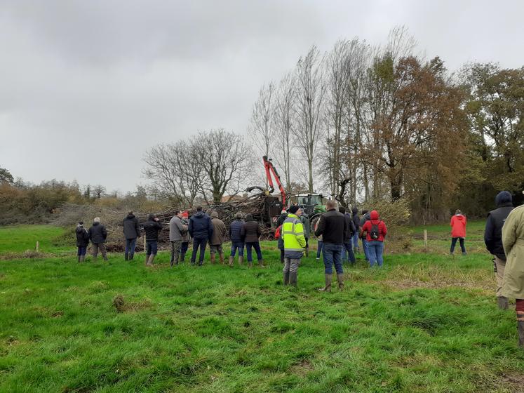 Une vingtaine de personnes ont assisté à la journée et à la démo de broyage de la Cuma du Bocage.