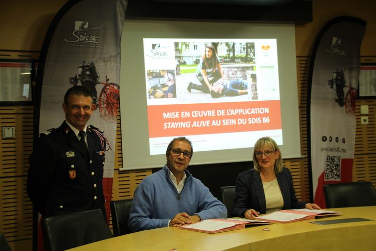 Marie-Jeanne Bellamy, présidente du SDIS 86, Laurent Istria, Responsable du développement de Bon samaritain et le Colonel François Schmidt, Directeur des sapeurs-pompiers de la Vienne.