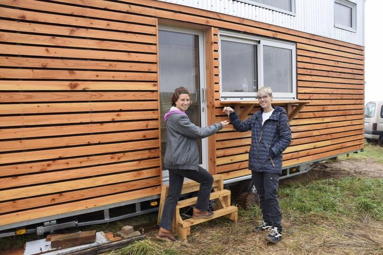 Yasmine et Cécile devant la tiny house.
