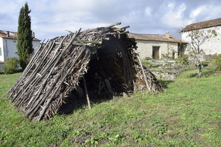 Autrefois, les feuillardiers travaillaient directement dans les bois, et construisaient des cabanes pour s'abriter et pratiquer leur art. Une cabane a été construite pour rappeler ce patrimoine à côté de l'église de Rauzet, à Combiers.