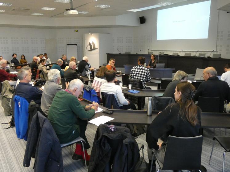 Agriculteurs, élus, membres d'organismes ou encore d'associations environnementales étaient dans la salle et ont pris part aux débats.