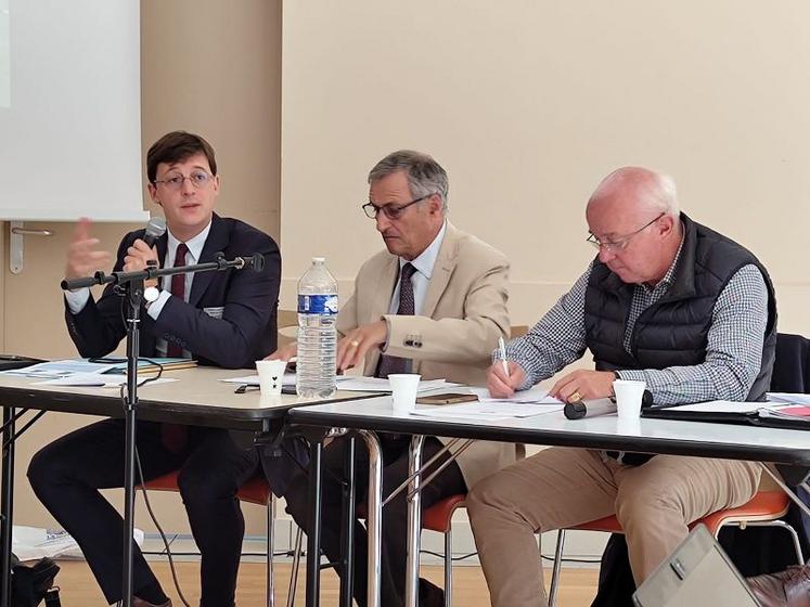 Sacha Houlié (à gauche) a assisté à l'AG de la SDPPR, présidé par Hervé de Monvallier (au centre), ainsi que Bruno Keller, président national (à droite).