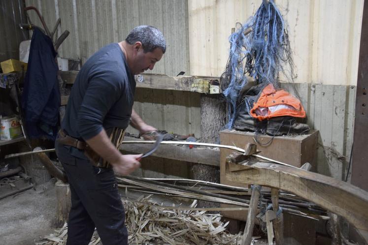 Le planage consiste à débarrasser le morceau de bois de toutes ses dernières imperfections pour le rendre plus flexible.