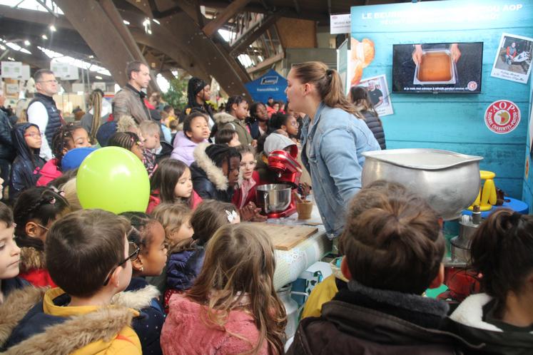 Parmi la trentaine d'ateliers proposés, un permettait aux enfants de découvrir la fabrication du beurre.