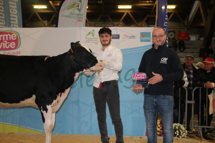 Samuel Gaborit remet le prix du meilleur présentateur en race laitière à Mathis Berquin.