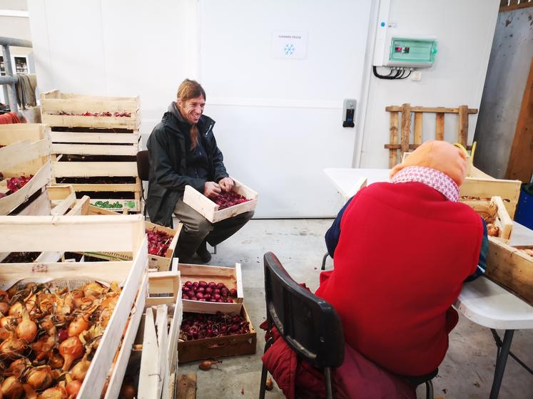 Huit salariés en insertion travaillent 26 h par semaine sur les ateliers maraîchage, poules pondeuses et la confection de soupes, confitures...