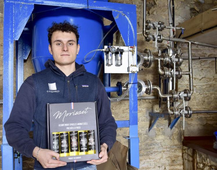 Maxime Morisset présente un coffret de bouteilles d'huile.