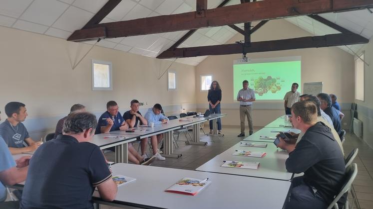 Les éleveurs ont découvert le site de production d'Arrivé Bellané à Nueil-les-Aubiers.