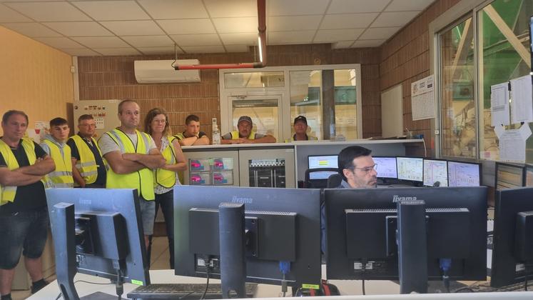 Les éleveurs ont découvert le site de production d'Arrivé Bellané à Nueil-les-Aubiers.