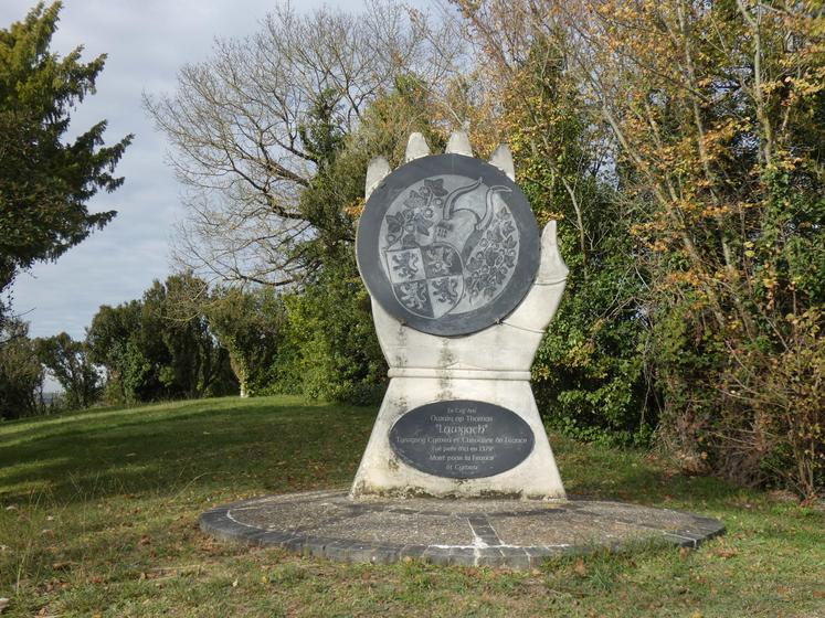 Un monument en mémoire d’Owain Lawgoch a été érigé en 2003 à Mortagne-sur-Gironde.