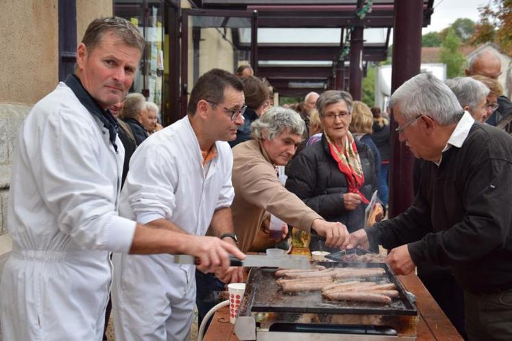 Mis à l’honneur lors des discours des officiels, les salariés de l’abattoir ont préparé la viande pour le barbecue géant.