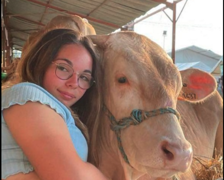 Dans le sud Deux-Sèvres, Jade vit auprès des vaches depuis sa plus tendre enfance. Elle vise le titre de Miss junior.