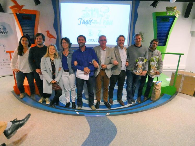 Les gagnants du volet agricole du concours, en compagnie de l’équipe d’animation et des élus. Parmi les lots remportés, des paniers garnis, des repas gastronomiques, des sacs de semences et des abonnements à L’Agriculteur Charentais.