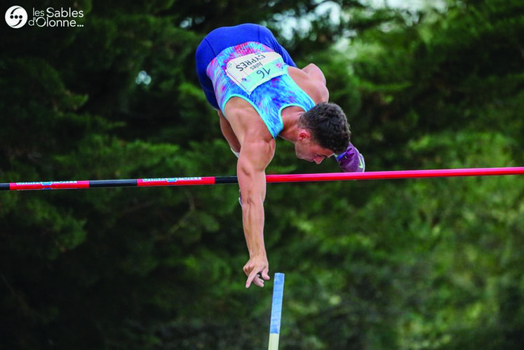 Jules Cyprès, 26 ans, est aujourd'hui en cours d'installation sur l'exploitation familiale. Il a concouru sur les pistes d'athlétisme du monde entier tout en travaillant sur la ferme familiale. 
