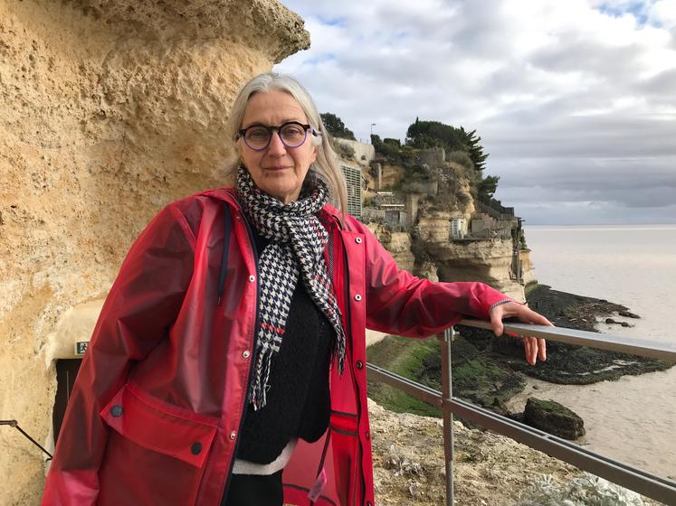 Laurence Brisard, adjointe au maire de Meschers, devant les grottes du Régulus.