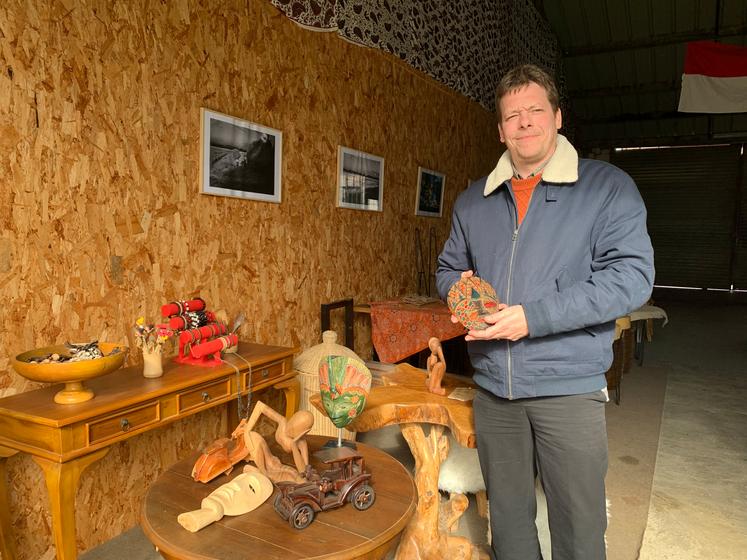 Mathieu Mergans dans son entrepôt d’artisanat indonésien… en Charente-Maritime.