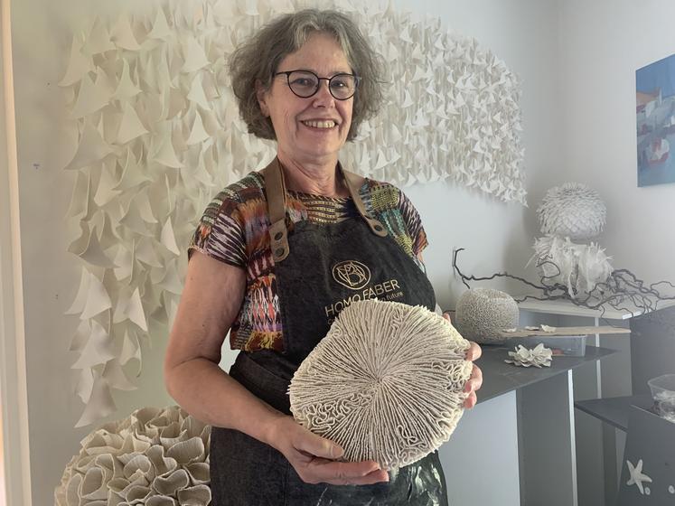 Marik Korus devant quelques-unes de ses oeuvres.