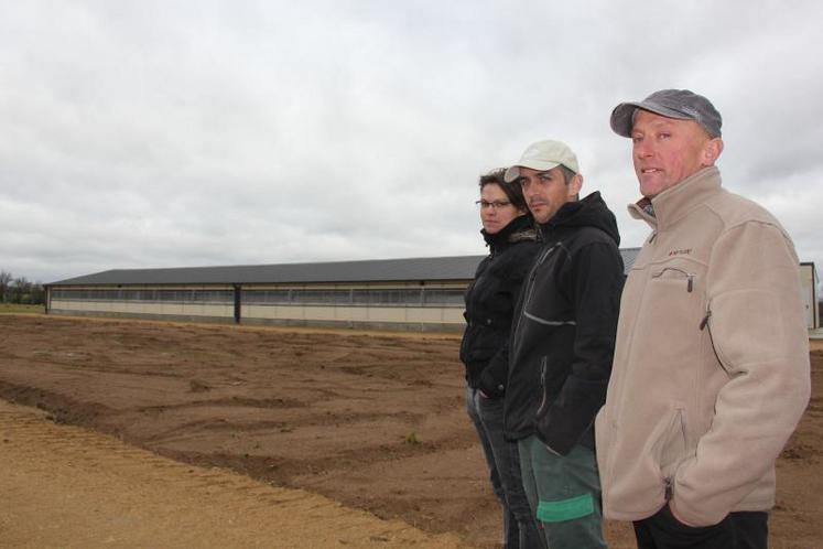 Suzy, Romain et Alban Boissinot sont gaveurs et prêts gaveurs à Nueil-les-Aubiers. Ils ont bénéficié d’aides financières de Val
de Sèvre pour construire leur nouveau bâtiment.