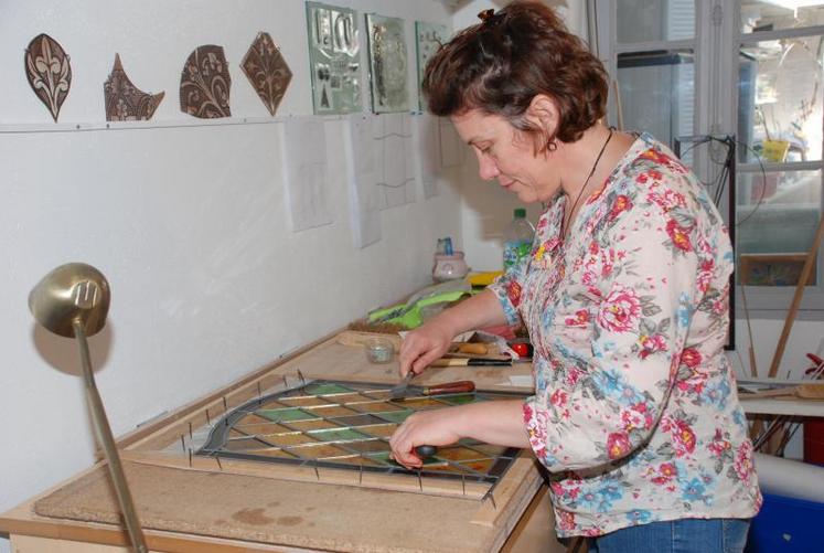 Dans son atelier, à Coulon, Isabelle Cousin «rabat le plomb» permettant de souder les différentes plaques de verre.