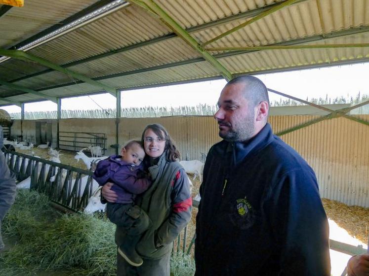 Emmanuelle et Aurélien Fouet (ici avec le petit Charles) élèvent sur leur exploitation de 32 ha un cheptel de 350 chèvres saanens.