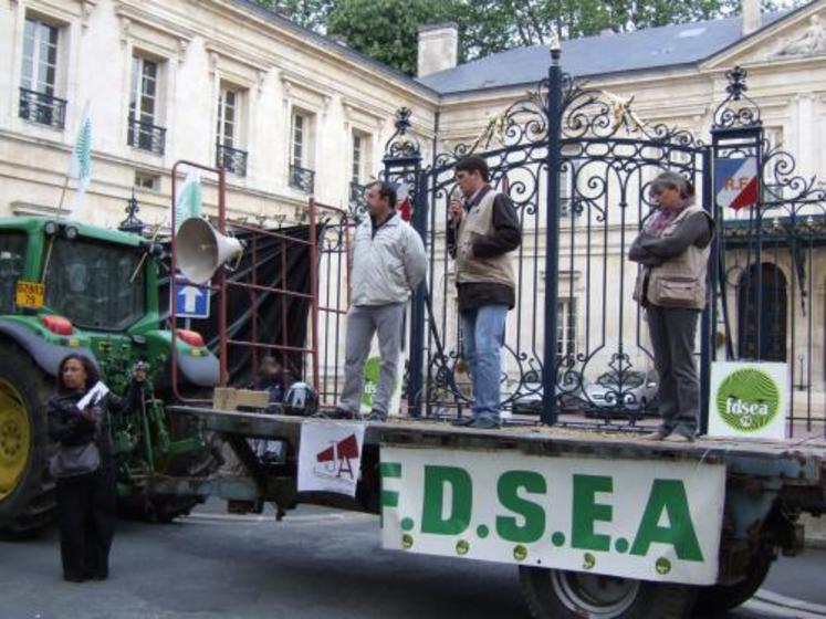 Dès 6 heures 30, vendredi dernier, la FDSEA, les JA et une centaine d’agriculteurs sont allés rappeler leur mécontentement au préfet.