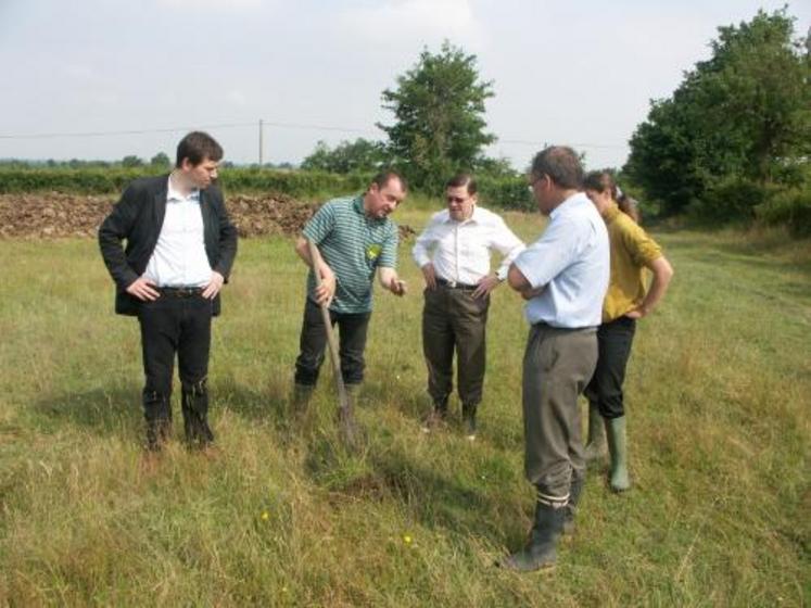 Le préfet, Régis Guyot en visite sur l’exploitation de Stéphanie Simon au Plessis-aux-Grolles sur la commune de Gourgé suite à l'invitation de la FDSEA.