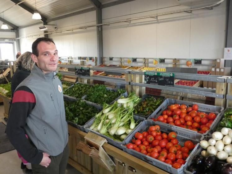 Les étals du magasin, garnis de produits de saison, sont une victoire pour les initiateurs du projet. « Je savoure », admet Maxime Fillonneau en voyant l’affluence en cette journée d’ouverture.