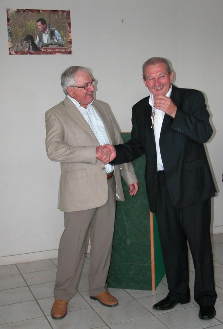 Guy Guédon (à droite), président de la fédération départementale de la chasse a succèdé à Yves Giraud.