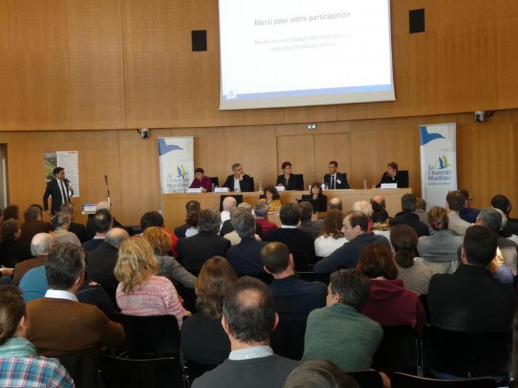 La conférence s'est tenue devant une salle comble, qui a largement réagi aux interventions.