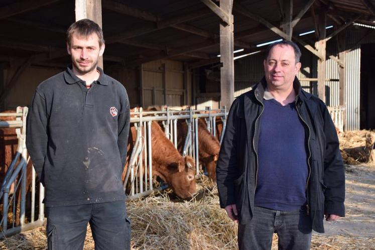 François et son père Emmanuel attendent avec impatience la création des dix-neuf réserves de substitution qui permettront de mieux maîtriser l’impact environnemental de la production.