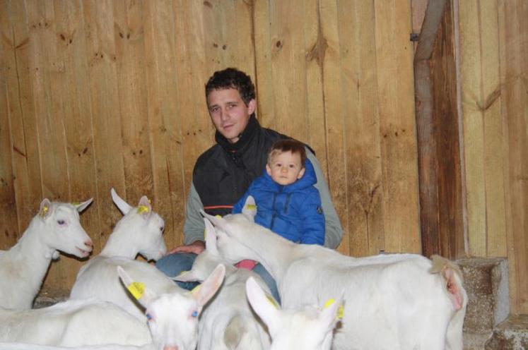 Robin Wozniezko, éleveur caprin à Colombiers, avec son fils Clément, prône le bien-être pour ses chèvres avec une agriculture raisonnée. 