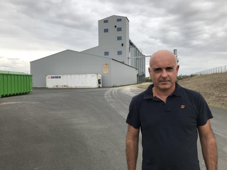 Laurent Proux, le président de la Corab, devant le silo de Saint-Jean-d’Angély.