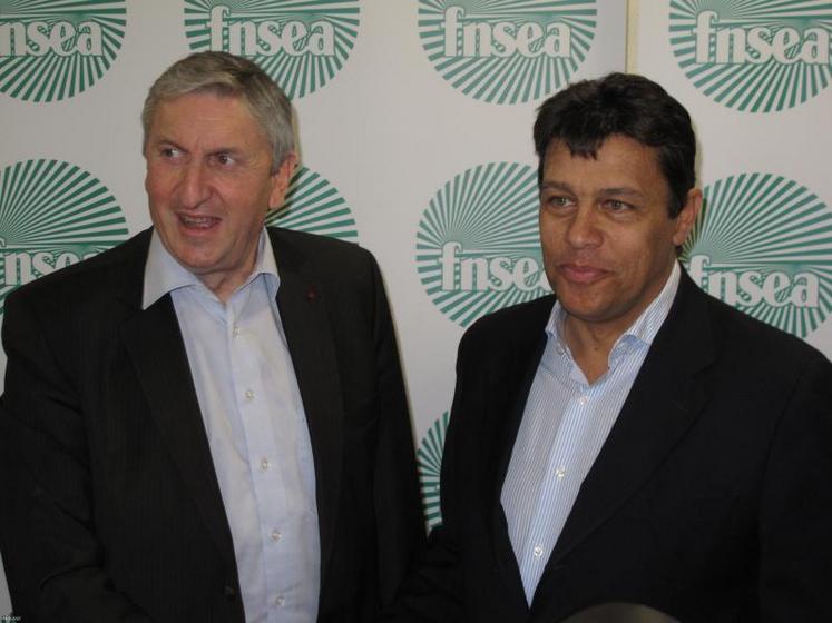 Xavier Beulin, nouveau président de la FNSEA élu le 16 décembre 2010, aux côtés de l'ancien président Jean-Michel Lemétayer.