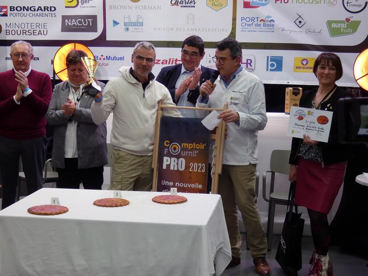 Le premier trophée départemental de la galette charentaise a été remis à Nicolas Aucher, boulanger-pâtissier de Meschers-sur-Gironde.