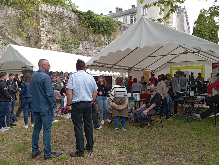 Le festival a eu lieu dans les jardins de la sous-préfecture de Jonzac.