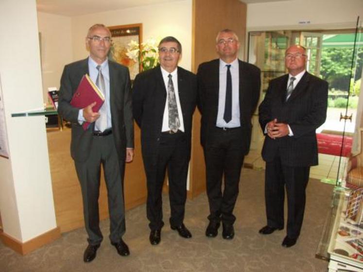 De gauche à droite, Jean-Luc Menet, directeur général, Pierre Arrivé, ancien président du CMAR, André Lorieu, président du CMAR et Jacky Airvault, délégué des Deux-Sèvres.