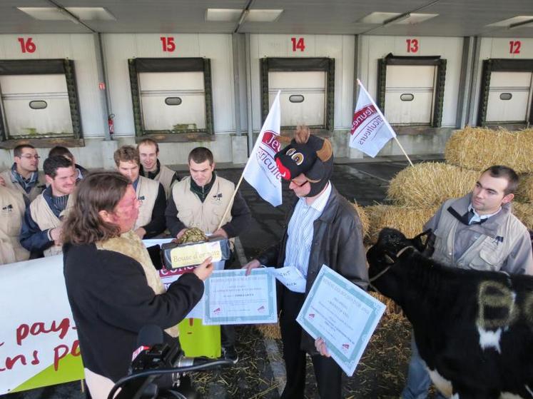 Mise en scène de la remise de la bouse d’or de la « pire stratégie d’entreprise », mercredi 21 novembre, au siège de Terra Lacta.